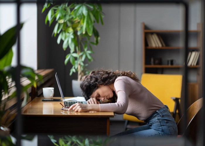tired-businesswoman-sleeping-desk-office-exhausted-unmotivated-with-monotonous-tasks-need-rest